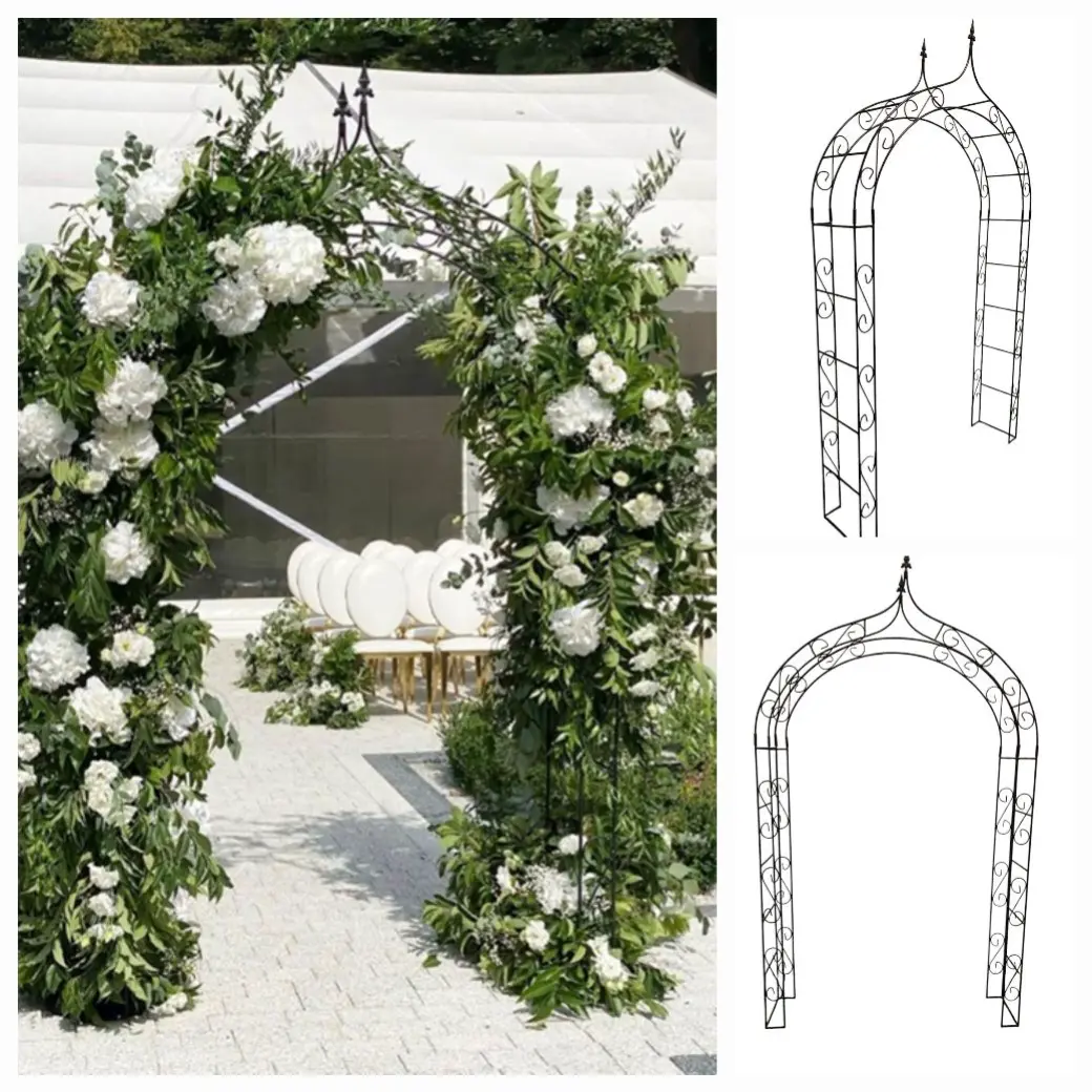 Elegancka metalowa brama ślubna w stylu vintage, z ażurowymi, ozdobnymi zdobieniami w kształcie zawijasów. Na zdjęciu głównym konstrukcja udekorowana jest bujną zielenią i białymi kwiatami – hortensjami oraz piwoniami, tworząc romantyczne wejście do ceremonii plenerowej. W tle widoczne są białe krzesła z złotymi nogami, ustawione wzdłuż alei. Po prawej stronie pokazano dwa schematy konstrukcyjne tej samej bramy w wersji technicznej – z przodu i z boku. Idealna dekoracja na wesele ogrodowe, zaręczyny lub event w stylu rustykalnym i klasycznym